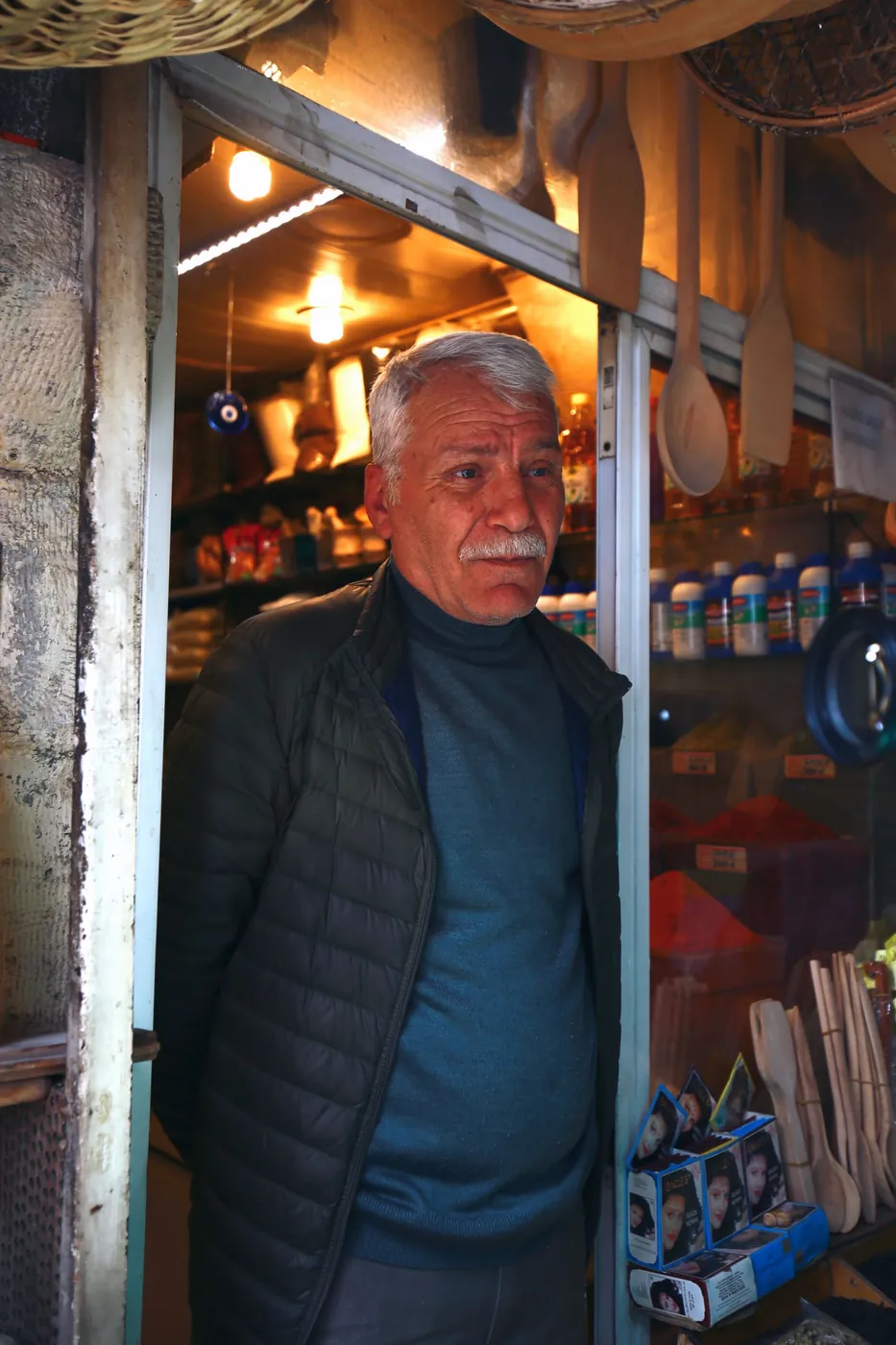 Dükkân sahibi — işyeri sigortası - temsili görsel
